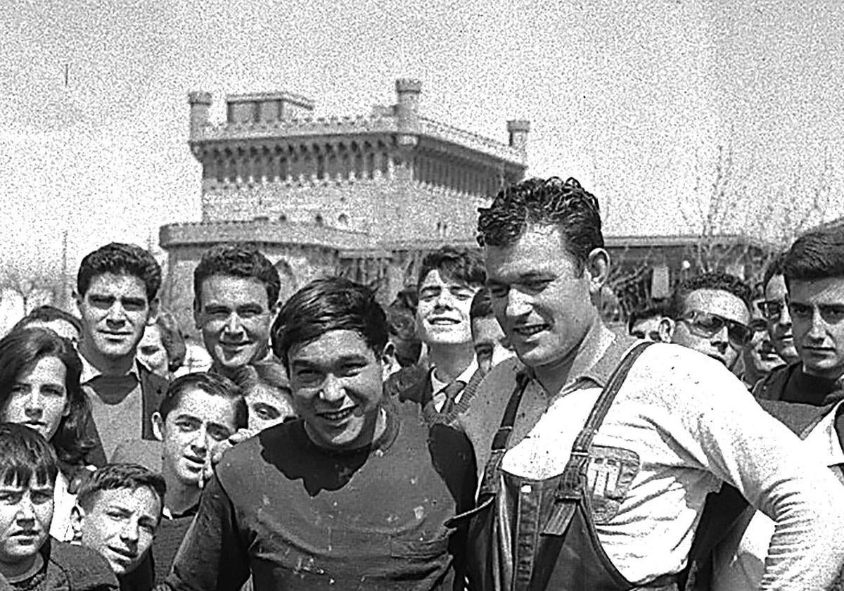 Detrás de los participantes en una prueba de motocross asoma la torre de Rozanés.