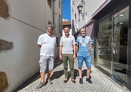 El concejal Txus Alonso, el alcalde Agustín Valdivia y el miembro de Ttakun, Arkaitz Illaramendi.