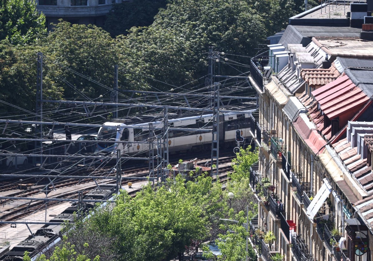Un Topo accede a la estación de Easo, en San Sebastián.