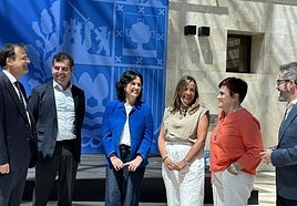 El consejero de Salud, Alberto Martínez, con los nuevos profesionales que están en la reestructuración de Osakidetza