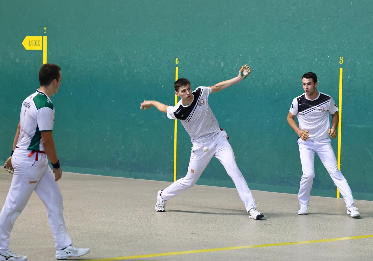 Landa suelta un derechazo entre Olaizola y Zabaleta en la final sub-23 del Memorial Zuloaga.
