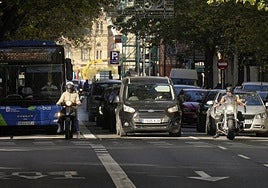 Dos motos en primera fila ante uno de los semáforos en el Boulevard donostiarra.
