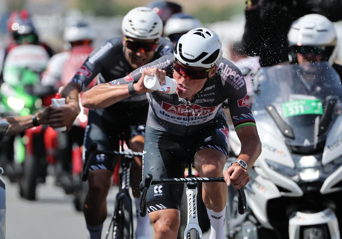 Mathieu Van der Poel bebe agua durante una de sus fugas.