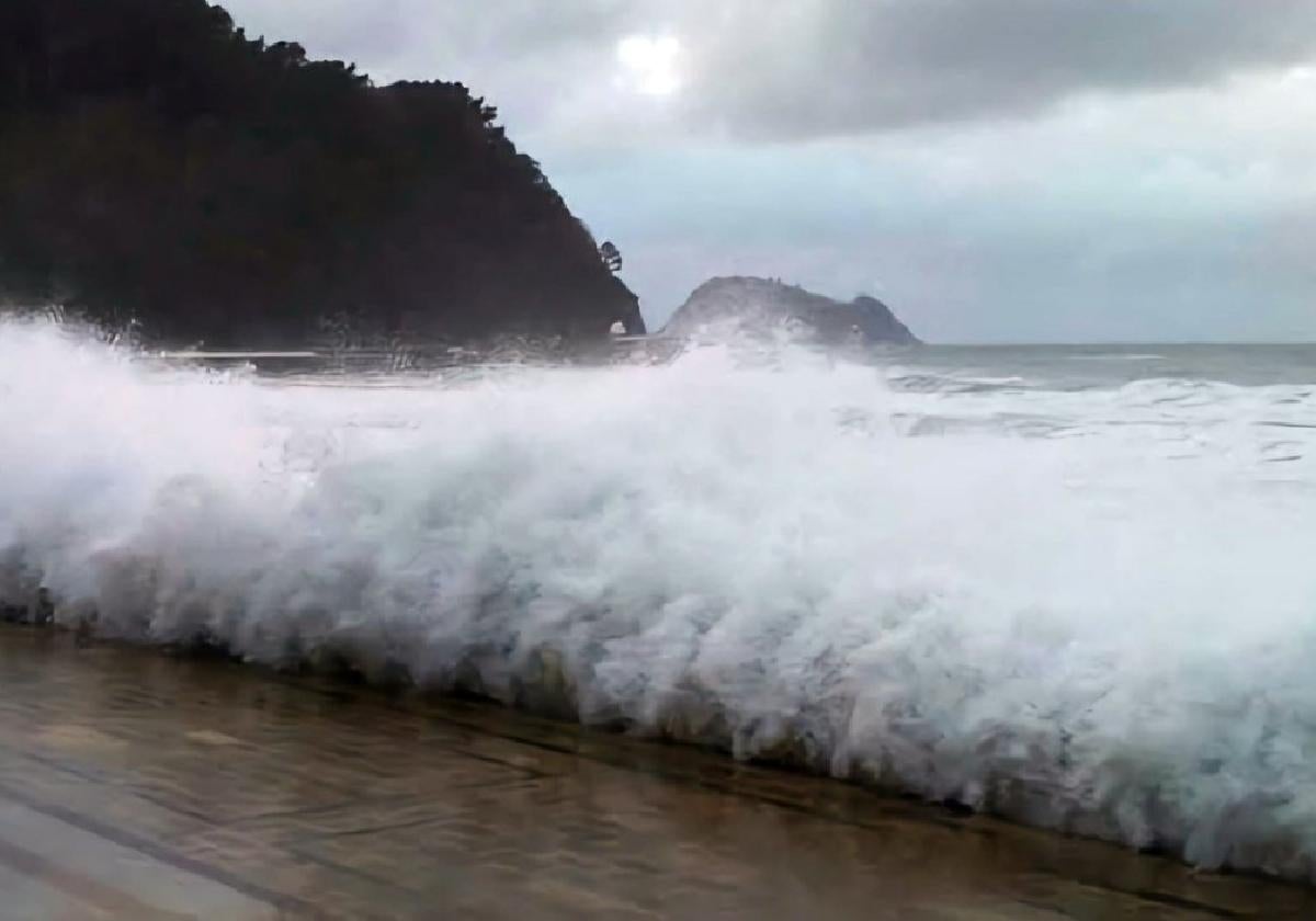 Una ola golpea el malecón zarauztarra.