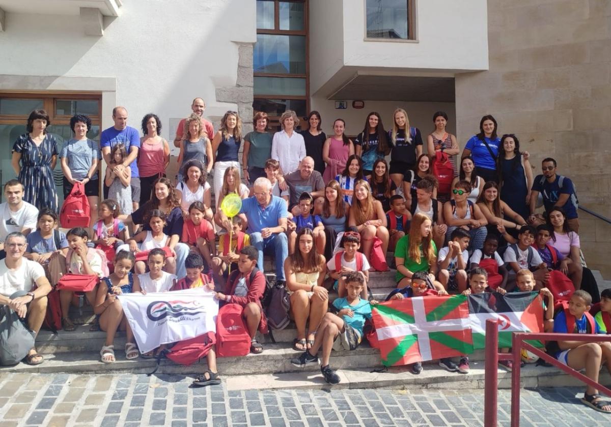 Familiako argazkia atera zuten Saharatik etorritako gaztetxoekin euren etxeetan hartu dituzten eskualdeko lagunek.