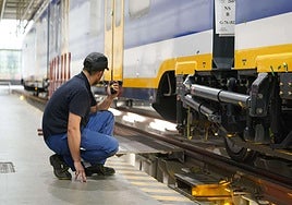 Un operario de CAF trabaja en la planta de la empresa en Beasain.