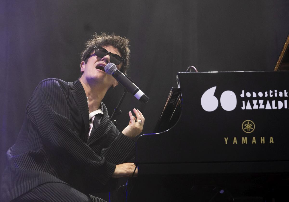 Imagen principal - Jamie Cullum se baja a la arena del Jazzaldia