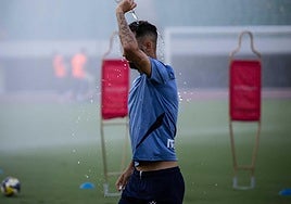 Brais se refresca durante el entrenamiento.