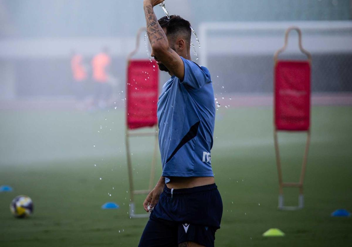 Brais se refresca durante el entrenamiento.