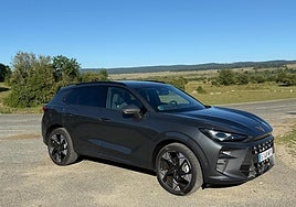 El Cupra Terramar luce la etiqueta ECO en el parabrisas, por lo que tiene acceso libre a las zonas de Bajas Emisiones.