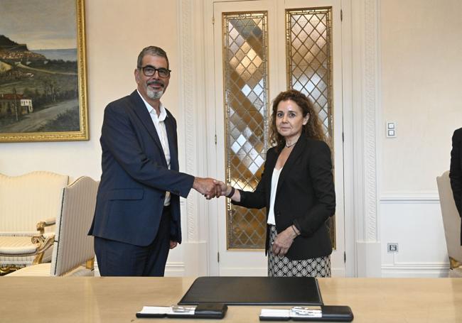 El alcalde de San Sebastián, Eneko Goia, y María Ángeles Cano, directora del Instituto de Vivienda, Infraestructura y Equipamiento de la Defensa (Invied), se estrechan la mano tras la firma del acuerdo.