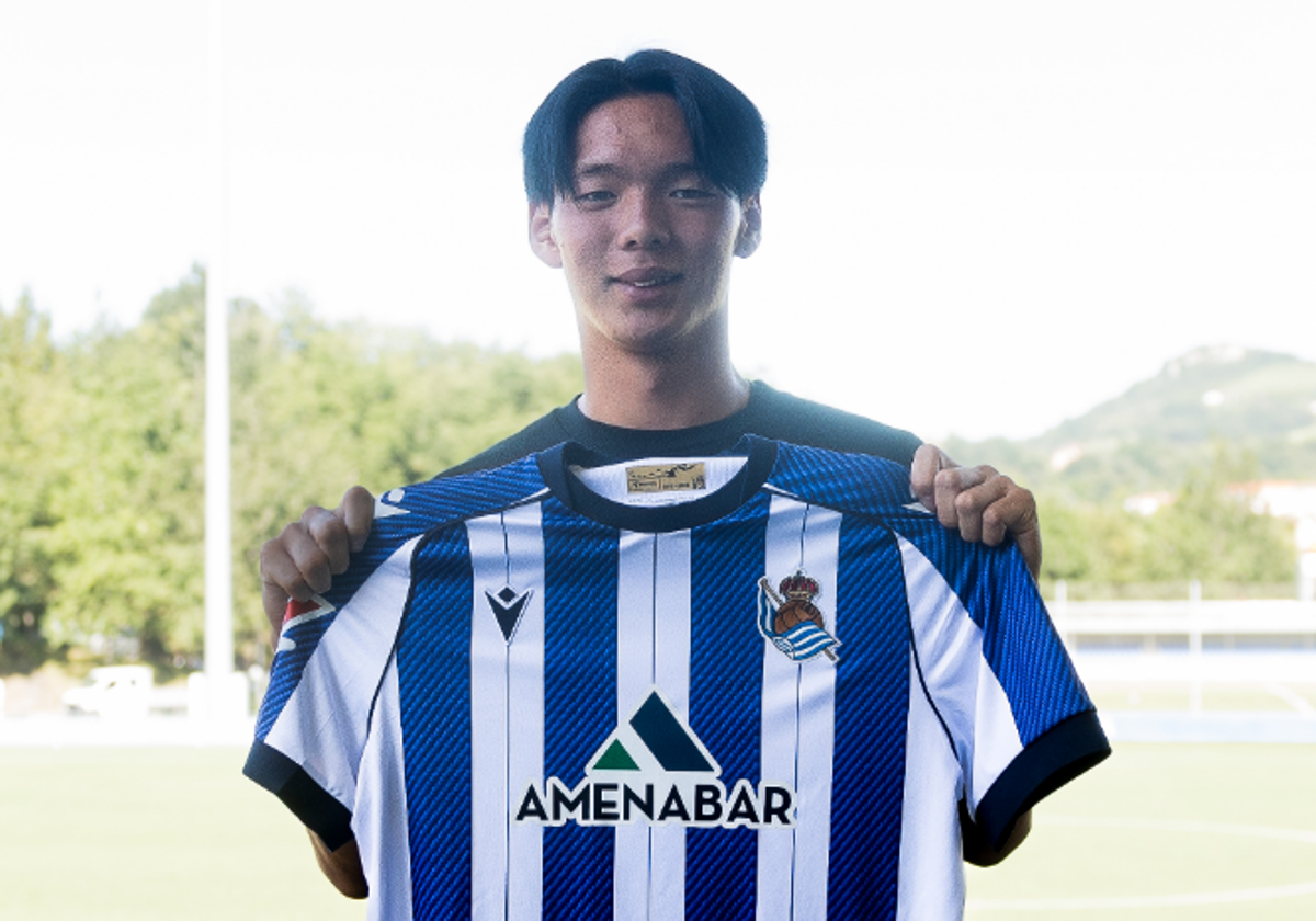 Kazunari Kita posa con la camiseta en Zubieta