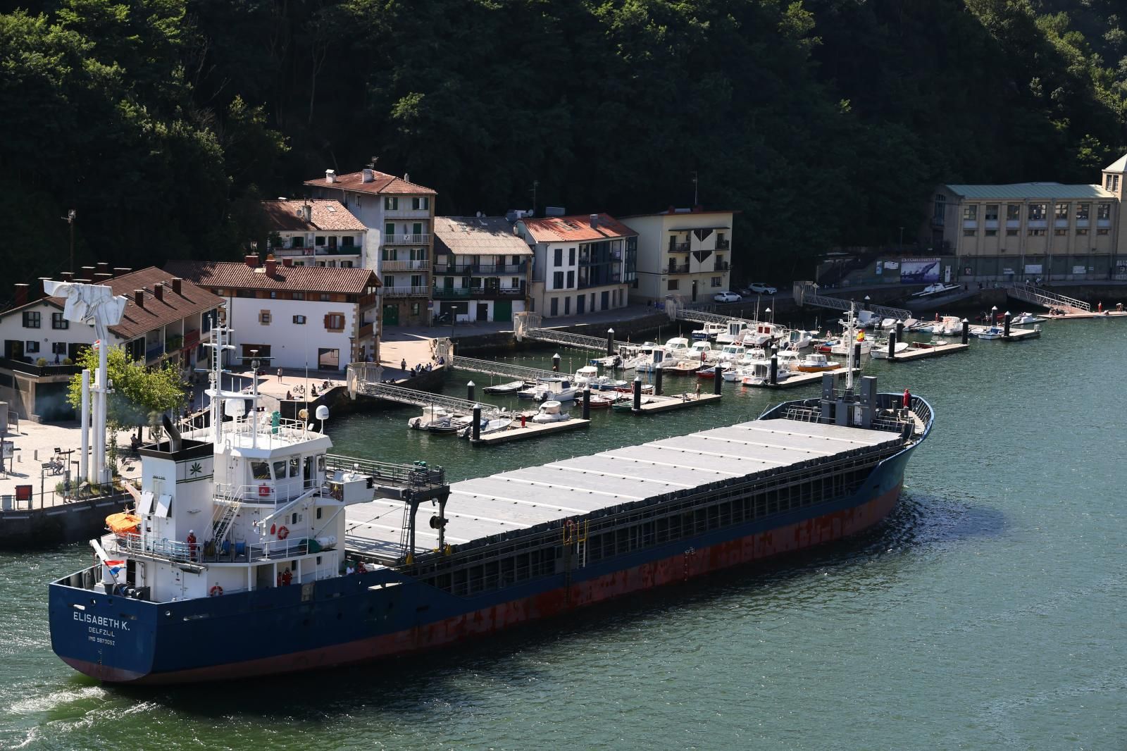 Un buque de carga entrando en el puerto de Pasaia.