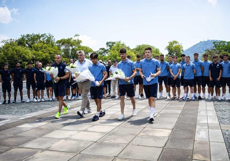 Sergio, Ubarretxena, Kubo, Aritz y Zubeldia han depositado varios ramos de flores y un banderín de la Real Sociedad junto a la Estatua de la Paz en el Museo de la Bomba Atómica en Nagasaki