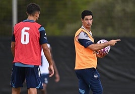 Mikel Arteta da instrucciones a Martin Zubimendi durante un entrenamiento.