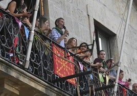 Miembros del grupo Astigar momentos antes del lanzamiento del txupin que dio inicio a las fiestas de este año.