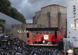 Pero la 'Trini' no se mojó entera. La lluvia apareció casi a la hora de comenzar el primer concierto y se detuvo a tiempo, y ambos sets pudieron celebrarse sin mayores contratiempos. Fotos sara santos