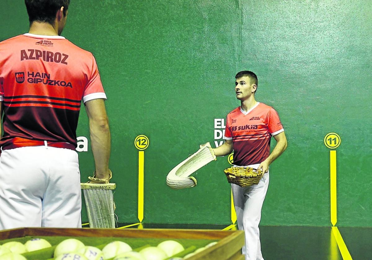Imanol Ansa se dirige hacia Xabier Azpiroz en la elección de pelotas para la final en Galarreta.