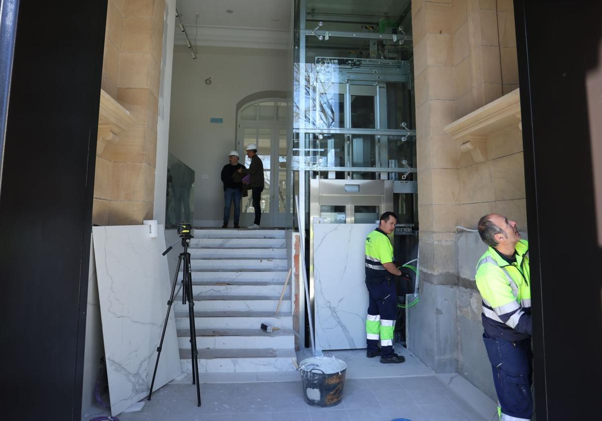 Trabajadores en unas instalaciones del Ayuntamiento de San Sebastián.