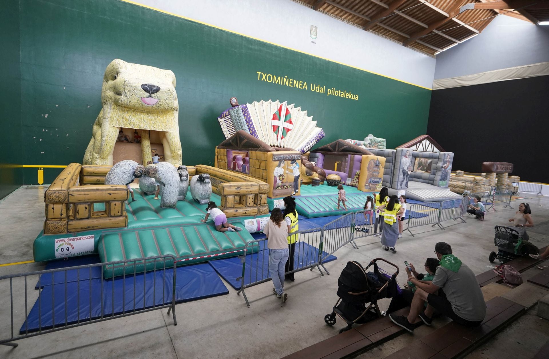 Comida joven y juegos recreativos en el segundo día de las Santio jaiak