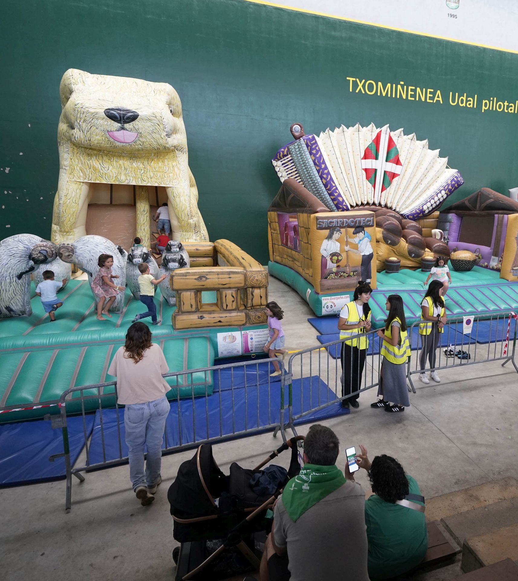 Comida joven y juegos recreativos en el segundo día de las Santio jaiak