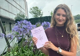 Isabel Martín Aramburu, con su libro.