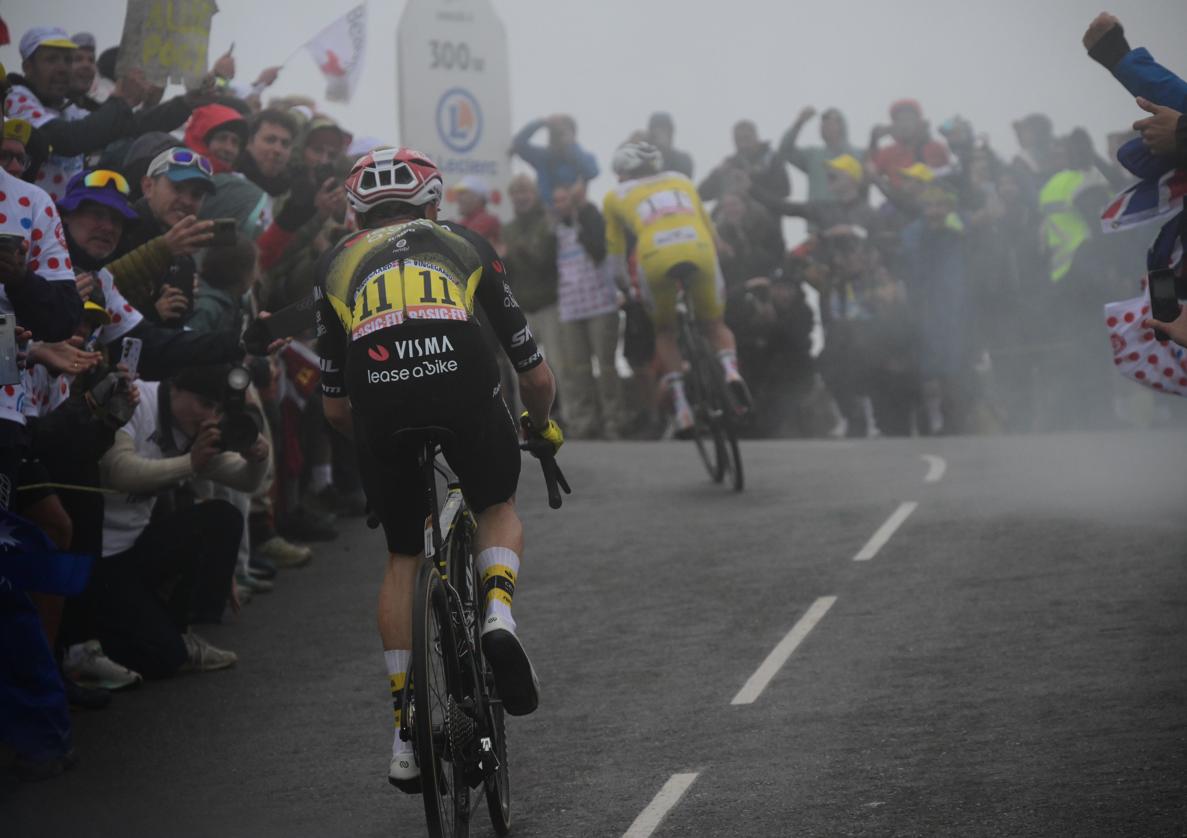 Pogacar suelta bajo la niebla a Vingegaard en los últimos metros de la ascensión a La Loze.