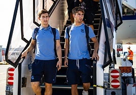 Aihen y Mikel Rodríguez bajan del avión tras aterrizar en Tokio