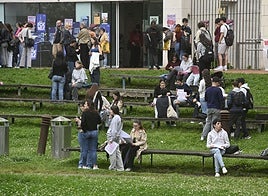 Hainbat ikasle, EHU-ko Donostiako kanpusean.