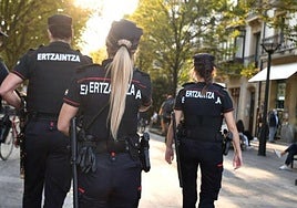 Varios agentes de la Ertzaintza en el Boulevard donostiarra