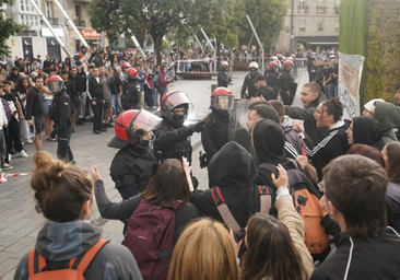 EH Bildu carga contra la Ertzaintza y dice que «se está alejando de los principios democráticos»