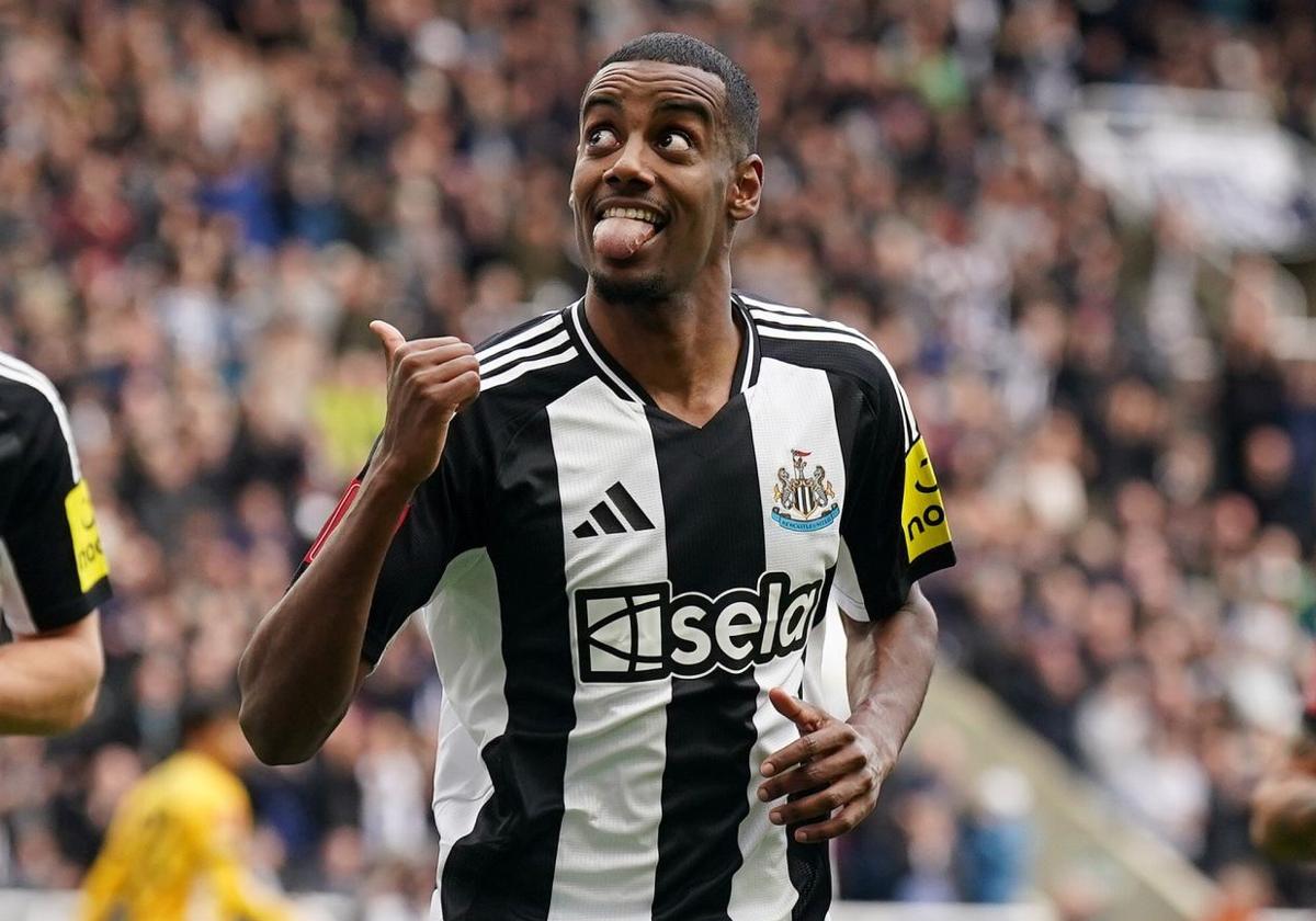 Alexander Isak celebra un gol con el Newcastle