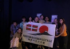 Fermin Muguruza, con miembros de la Euskal Etxea de Tokio.