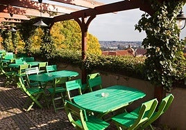 Terraza de un restaurante en verano.
