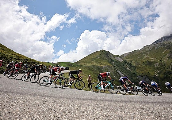 Los ciclistas descienden el Glandon, en la etapa de este jueves.