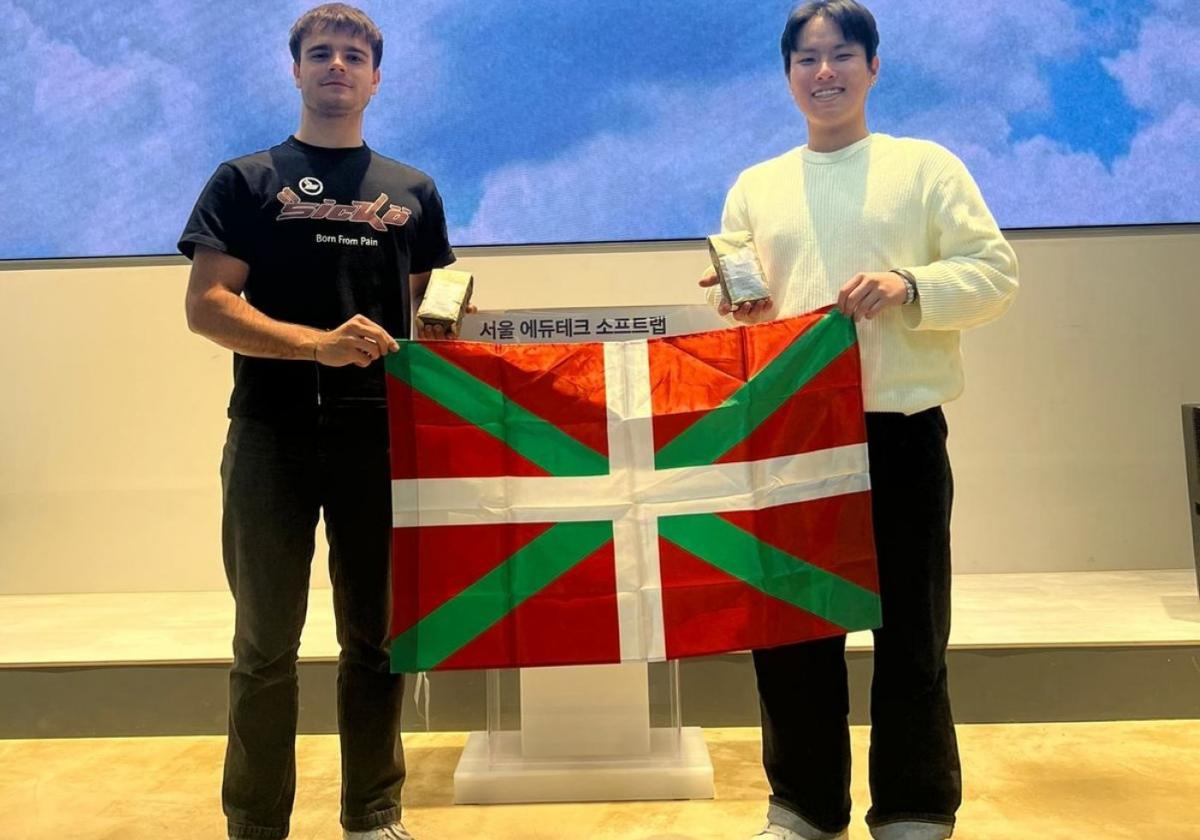 El tolosarra Jon Garmendia junto al coreano Jinsu Choi, de Bnomad, tras el intercambio cultural y gastronómico.