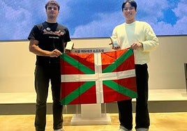El tolosarra Jon Garmendia junto al coreano Jinsu Choi, de Bnomad, tras el intercambio cultural y gastronómico.