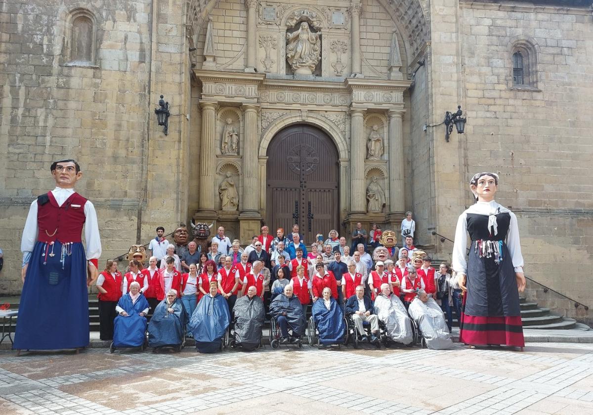 Felicidad. Los mayores de la residencia vivieron con emoción la visita de Xanti eta Maialen.