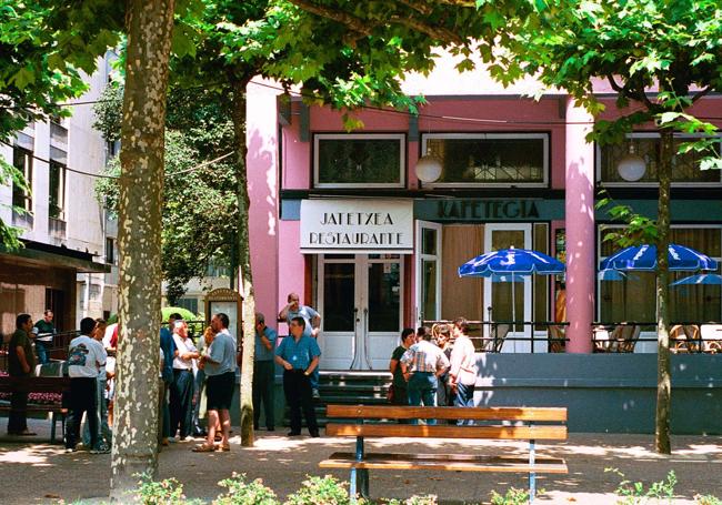 Tolosa. Exterior del Café Frontón, la mañana del 29 de julio en la que se produjo el atentado.