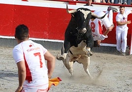 Exhibición. Jorge Gómez, Daniel Alcalá 'Chiquitín' y Use ofrecieron un espectáculo de saltos y piruetas.