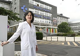 Maite Martínez de Albéniz, frente al Hospital Donostia, adonde regresa como directora gerente de la OSI Donostialde tras su dimisión hace 3 años.