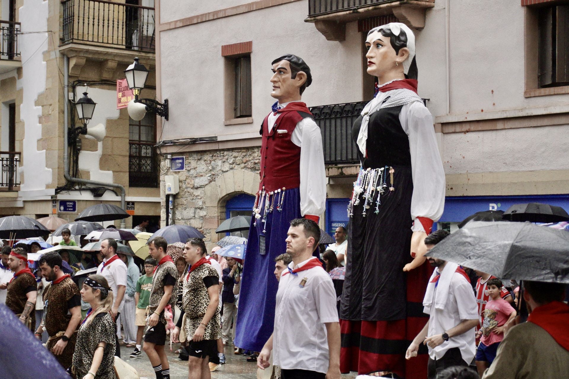 Los gigantes y cabezudos se despiden de las Madalenas