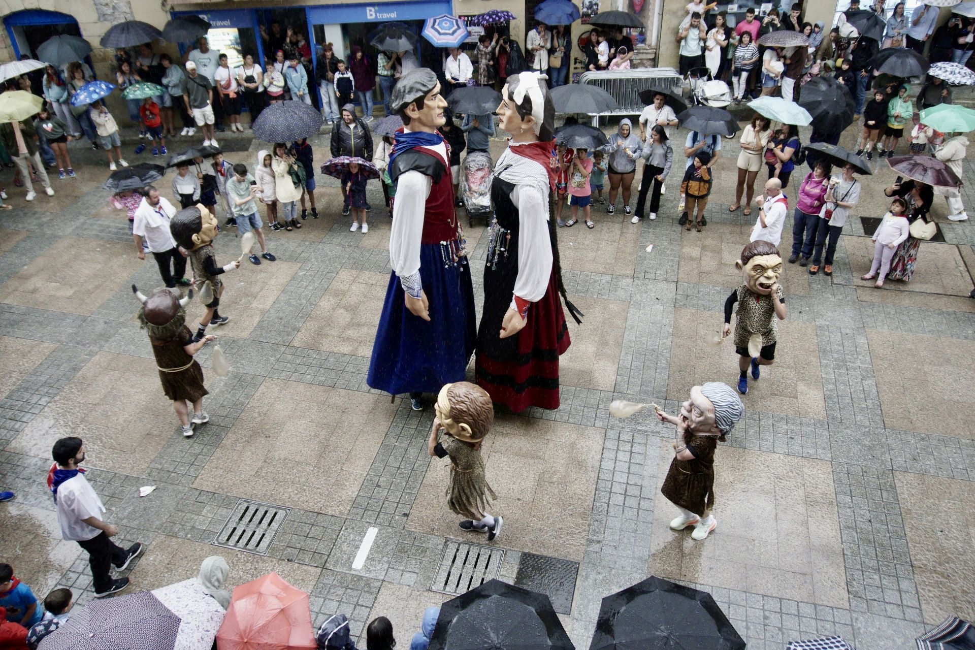 Los gigantes y cabezudos se despiden de las Madalenas