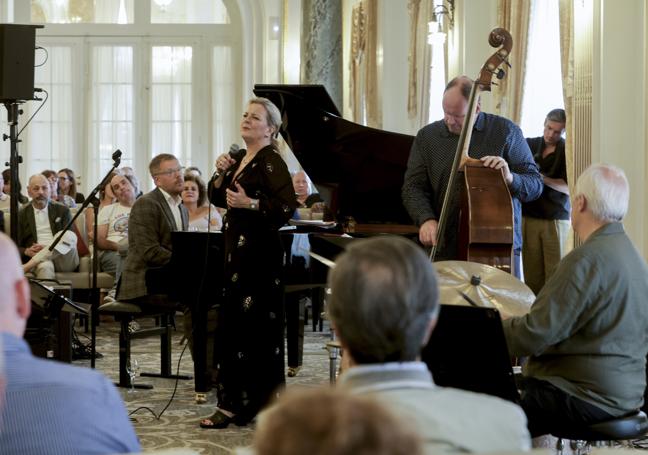 Claire Martin, cantante y presentadora de la BCC, en el hotel María Cristina. Ayer repitió en Chillida Leku e Irun.