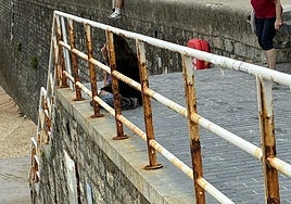 Denuncia Andoni Zamalleta: «Un paseo por las zonas más icónicas de la ciudad nos deja perplejos por el estado de abandono de barandillas y farolas. Un estado que nunca antes se ha conocido en la ciudad. Señor concejal de Mantenimiento Urbano, ¿no pasea por su ciudad? ¿Mejor esperar a que se deterioren del todo y poner nuevas? ¿Es eso sostenibilidad?».