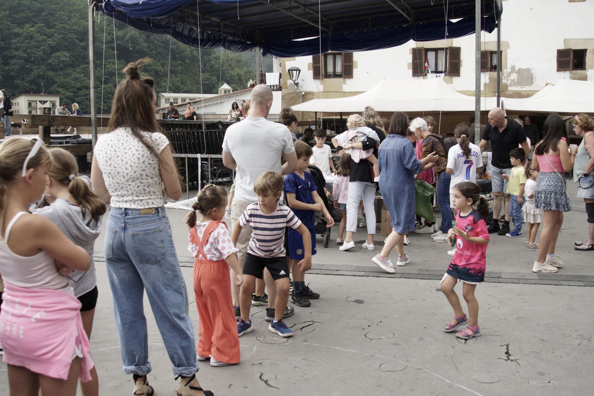 Pasaia-San Juan se rinde a la danza y el chocolate