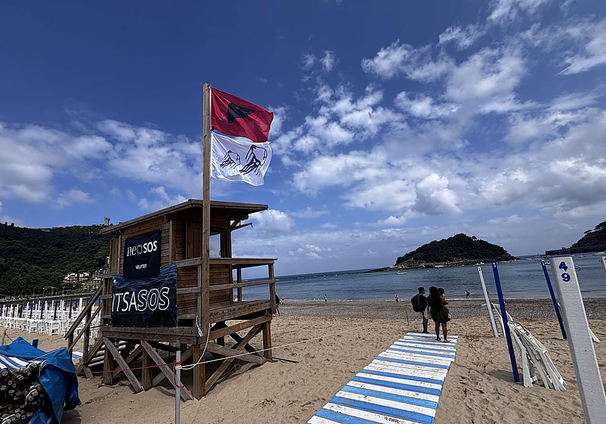 Las banderas roja y de aviso de medusas en Ondarreta colocadas este viernes
