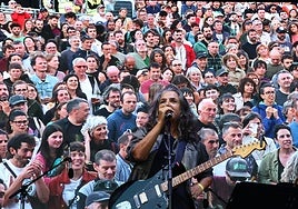 El público de la Zurriola se refleja en la pantalla durante el concierto de Anari.