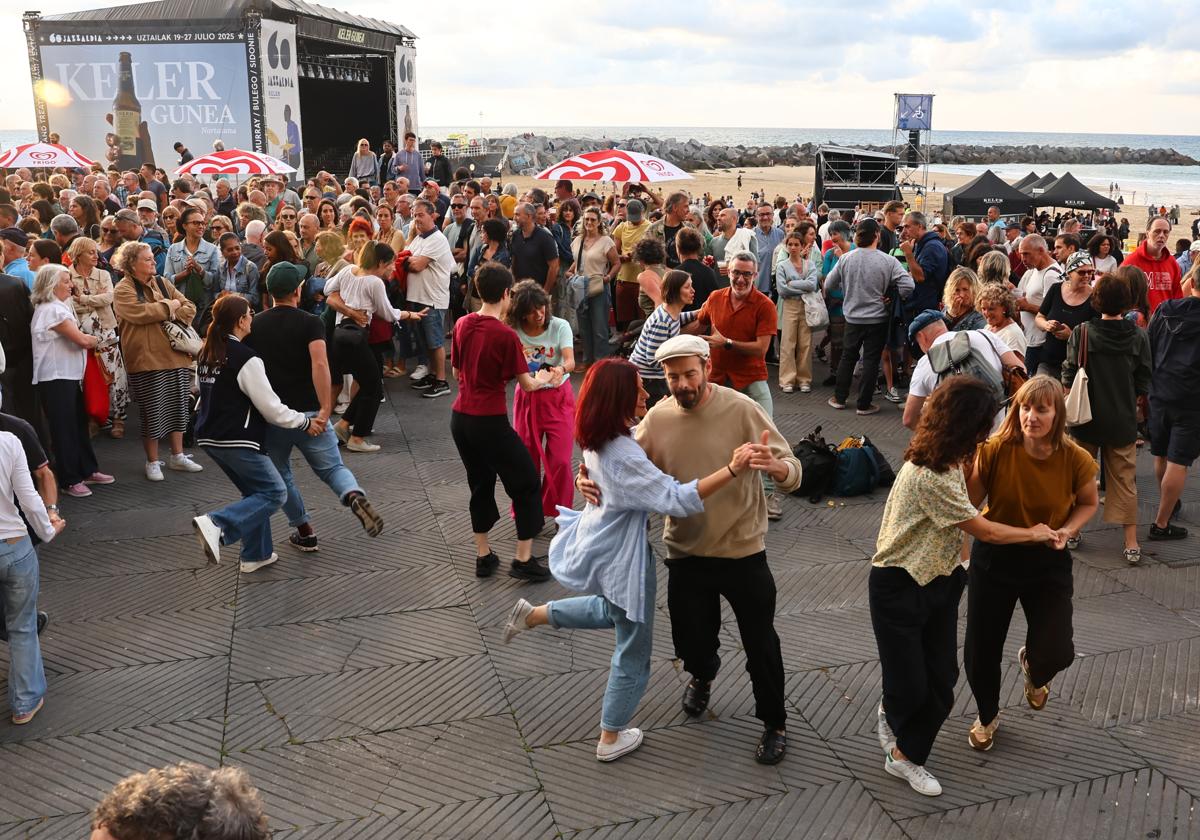 El público se anima a bailar en las terrazas en cuanto hay oportunidad, con ganas de fiesta.