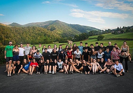 Bertso udalekuen bigarren txandan parte hartu duten gazteak.